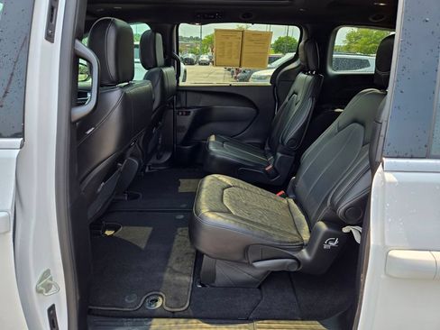 Used 2025 Chrysler Pacifica Select AWD/4WD image 27