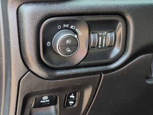 Used 2019 RAM 1500 Big Horn AWD/4WD image 14