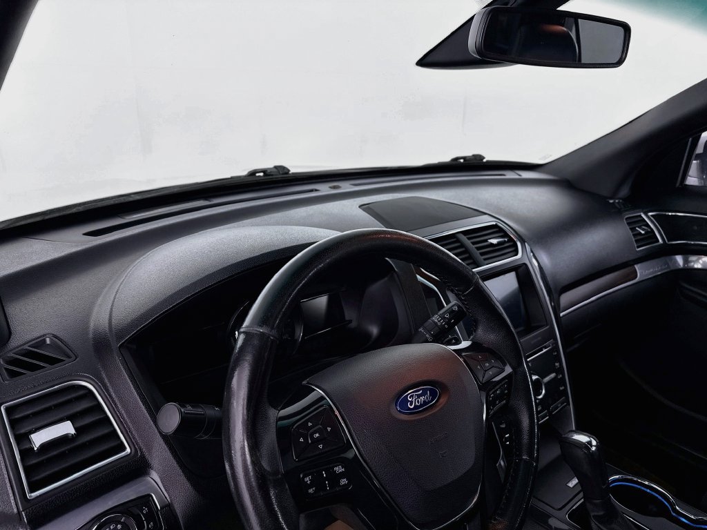 Used 2017 Ford Explorer Limited w/ Equipment Group 303A AWD/4WD image 4