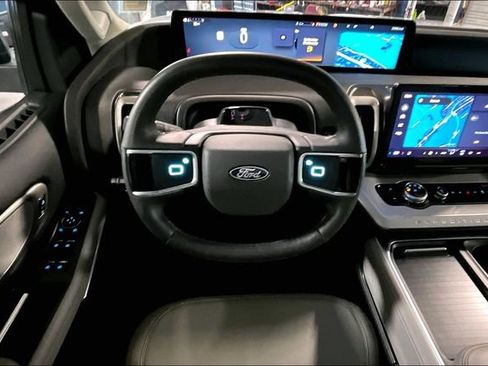 Used 2025 Ford Expedition Active AWD/4WD image 5