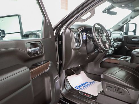 Used 2022 GMC Sierra 2500 Denali w/ Denali Black Diamond Edition AWD/4WD image 3