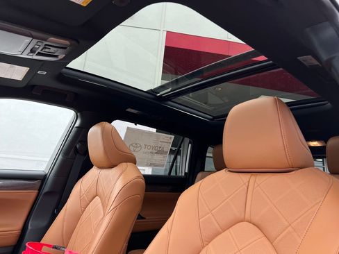 New 2026 Toyota Highlander Platinum AWD/4WD image 24
