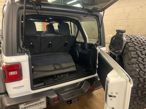 Used 2024 Jeep Wrangler Unlimited Rubicon w/ Technology Group AWD/4WD image 37