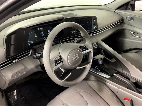 Used 2025 Hyundai Elantra SE FWD image 16