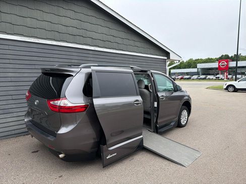 Used 2017 Toyota Sienna XLE FWD image 5