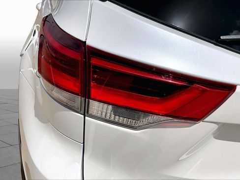 Used 2018 Toyota Highlander Limited Platinum FWD image 29