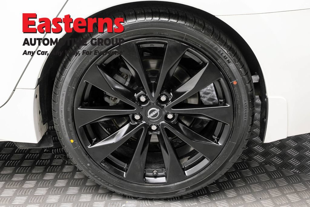 Used 2023 Nissan Maxima SR w/ Sport Mat Group FWD image 9