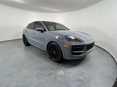 Used 2025 Porsche Cayenne GTS AWD/4WD image 9