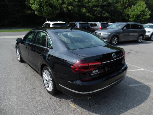 Used 2018 Volkswagen Passat 2.0T SE FWD image 3