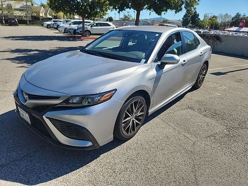 Certified 2022 Toyota Camry SE image 1