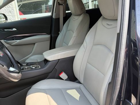 Used 2022 Cadillac XT4 Luxury w/ Cold Weather Package AWD/4WD image 7