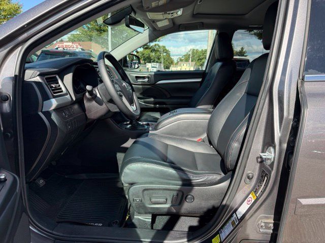 Used 2018 Toyota Highlander XLE AWD/4WD image 18