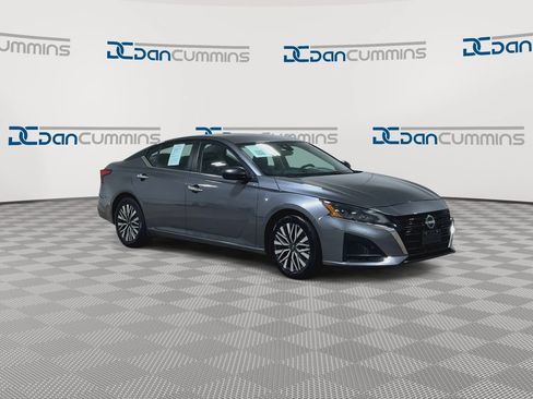 Used 2024 Nissan Altima 2.5 SV FWD image 3