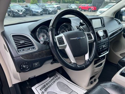 Used 2016 Chrysler Town & Country Limited Platinum FWD image 11