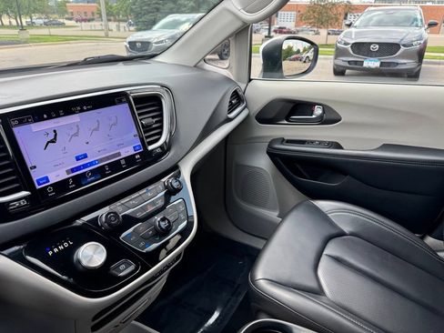 Used 2023 Chrysler Pacifica Touring-L FWD image 19