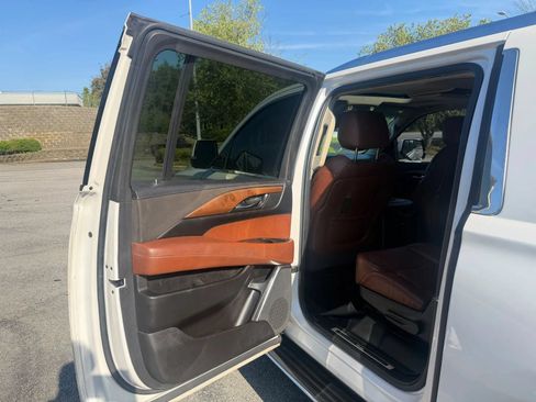 Used 2016 Cadillac Escalade ESV Luxury AWD/4WD image 12