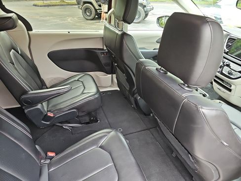 Used 2024 Chrysler Pacifica Touring-L FWD image 16