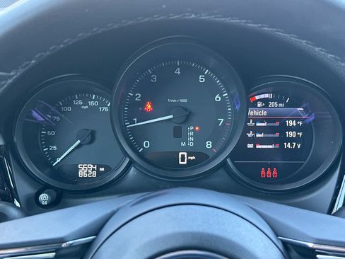 Certified 2025 Porsche Macan AWD/4WD image 28