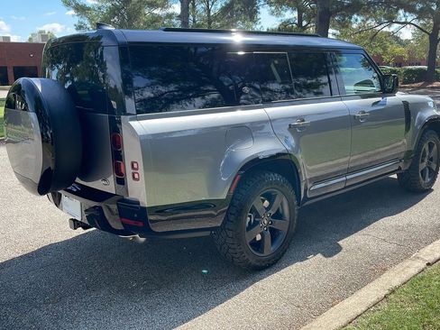 Used 2023 Land Rover Defender 130 X-Dynamic SE image 4