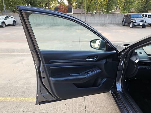 Used 2025 Nissan Altima 2.5 SV FWD image 11