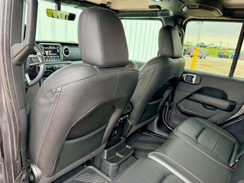Used 2018 Jeep Wrangler Unlimited Sahara AWD/4WD image 13