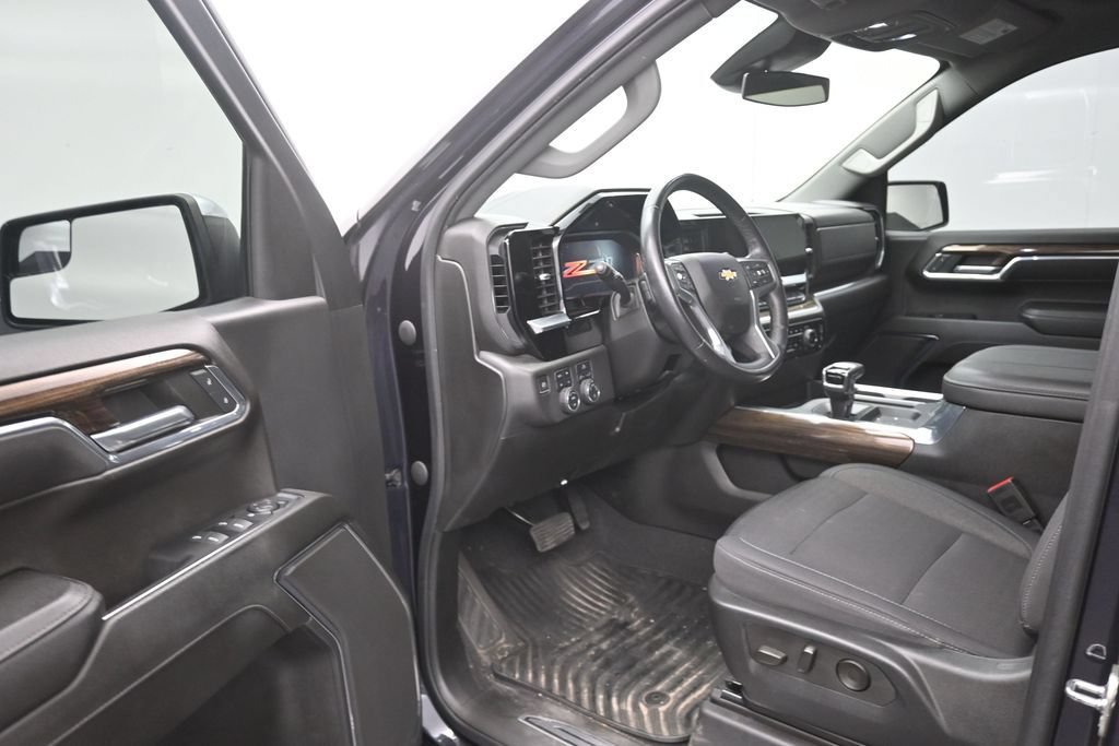 Used 2023 Chevrolet Silverado 1500 LT w/ Z71 Off-Road Package AWD/4WD image 11