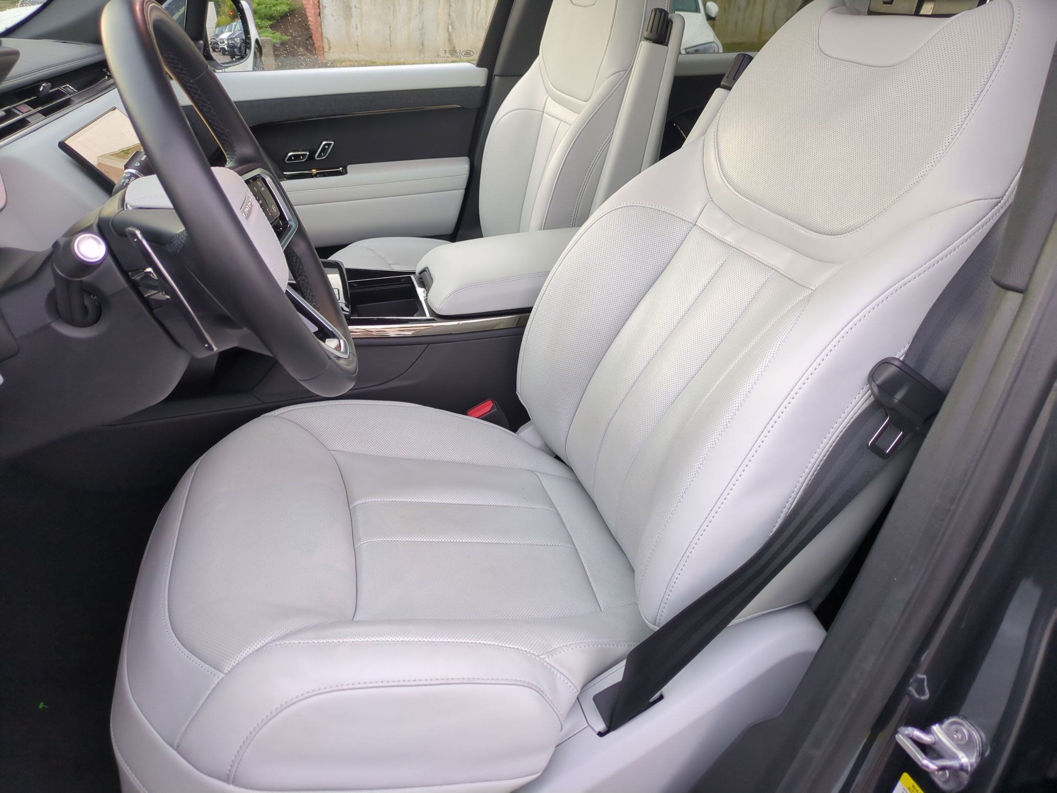 Used 2024 Land Rover Range Rover Sport SE AWD/4WD image 15