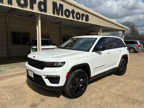 Used 2023 Jeep Grand Cherokee Limited w/ Luxury Tech Group II image 2