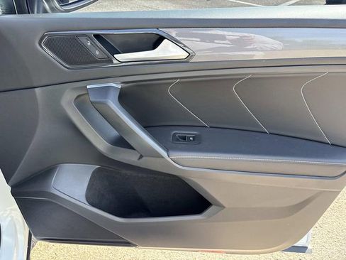 Used 2023 Volkswagen Tiguan SE w/ Panoramic Sunroof Package FWD image 21