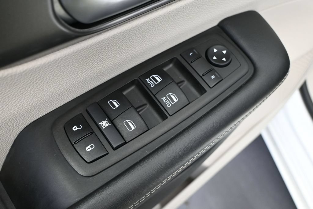 Used 2024 Chrysler Pacifica Touring-L FWD image 14