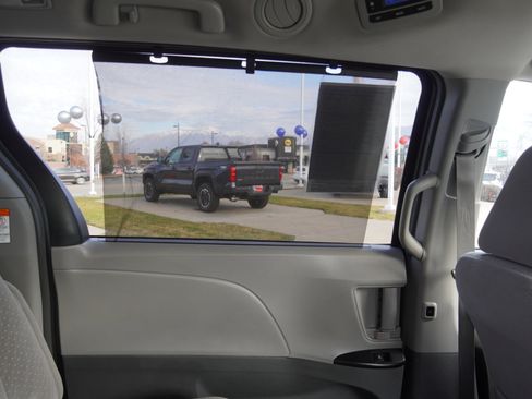 Used 2018 Toyota Sienna LE image 21