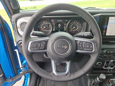 Used 2025 Jeep Wrangler Unlimited Sahara AWD/4WD image 9