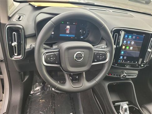 Used 2023 Volvo XC40 B5 Plus image 31