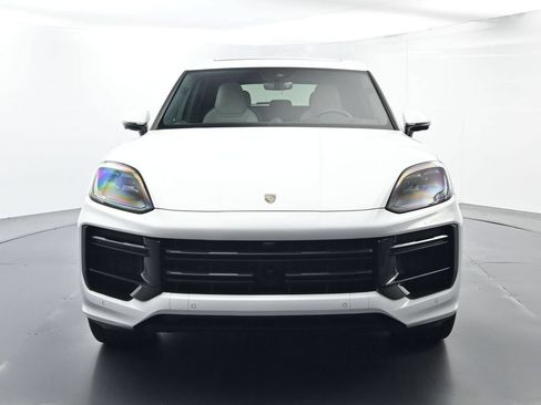 Certified 2025 Porsche Cayenne Turbo AWD/4WD image 18