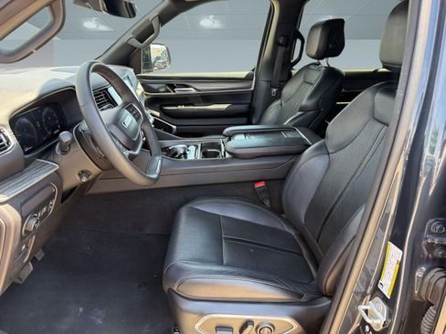 Used 2024 Jeep Wagoneer L Series II w/ Flexible Seating Group RWD image 5
