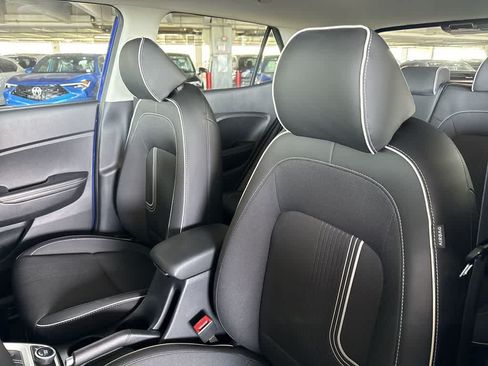 Used 2024 Hyundai Venue Limited FWD image 14
