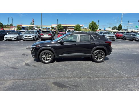 Used 2025 Chevrolet Trax LT FWD image 3