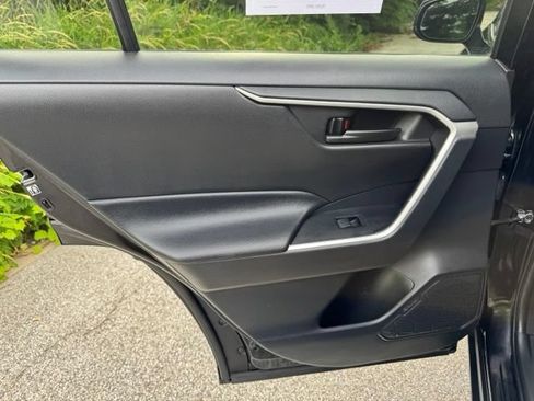 Used 2020 Toyota RAV4 LE AWD/4WD image 11