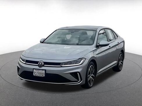 Used 2025 Volkswagen Jetta SE image 7