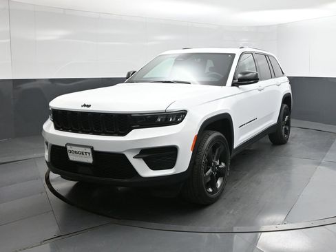 New 2025 Jeep Grand Cherokee Altitude image 30