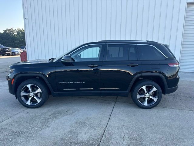 Used 2023 Jeep Grand Cherokee Limited w/ Luxury Tech Group II AWD/4WD image 2