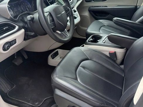 Used 2024 Chrysler Pacifica Touring-L FWD image 5