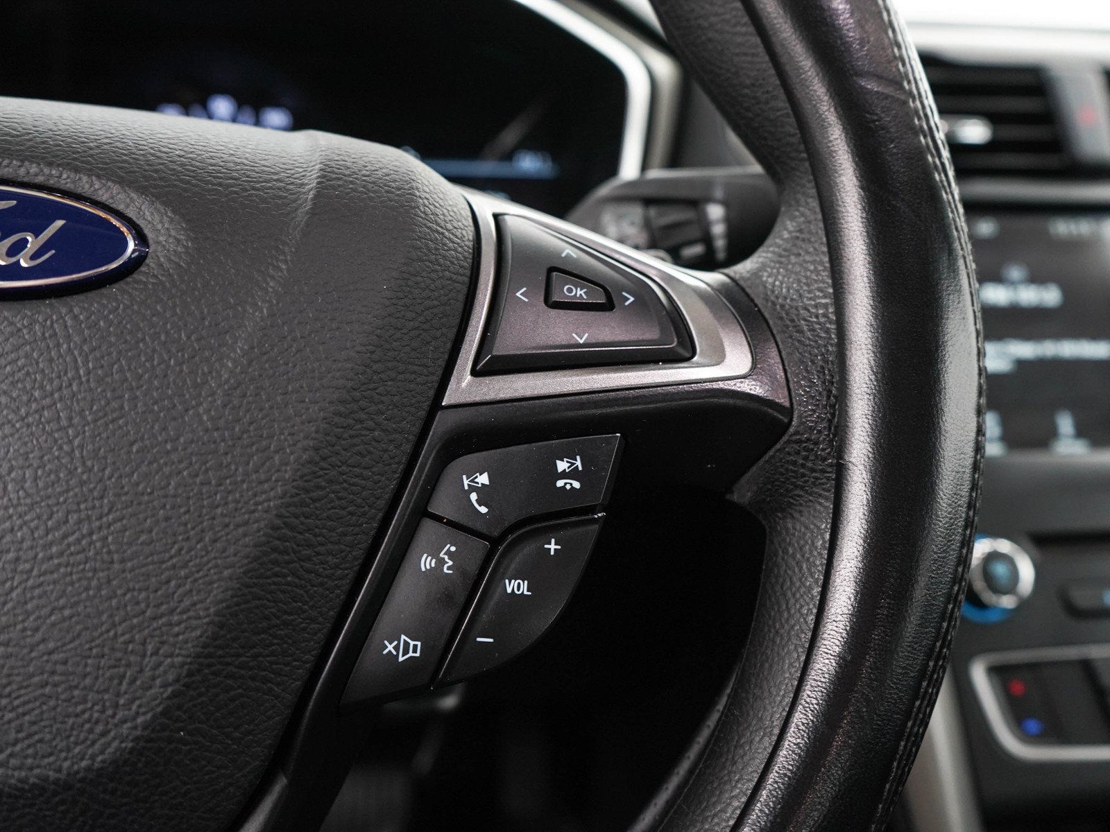 Used 2017 Ford Fusion SE w/ Fusion SE Technology Package FWD image 24