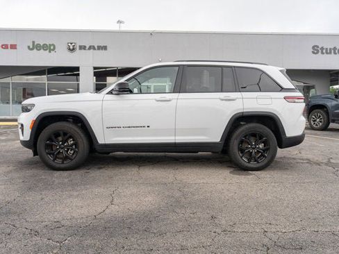 Used 2025 Jeep Grand Cherokee Altitude AWD/4WD image 2