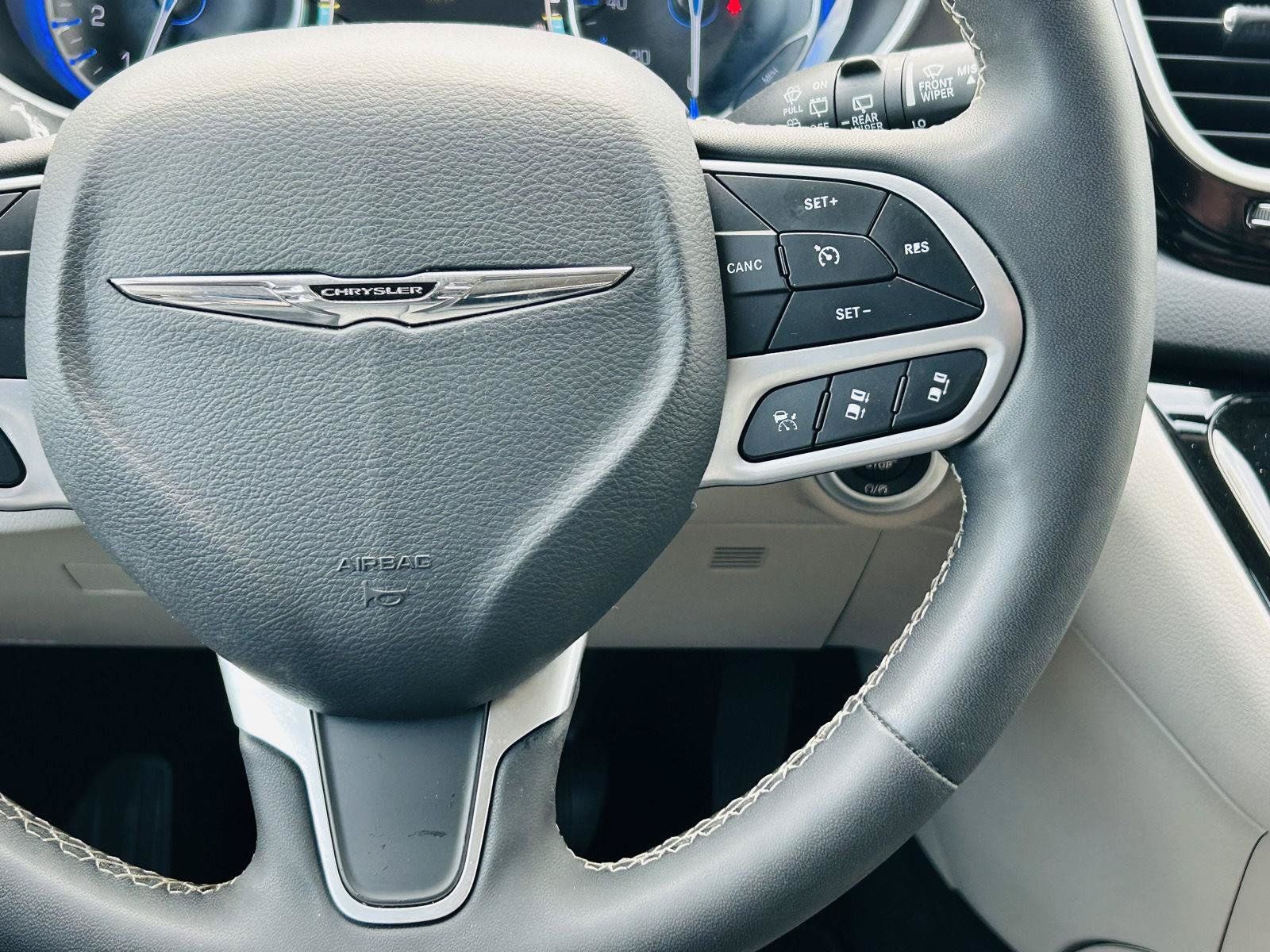 Used 2023 Chrysler Pacifica Touring-L FWD image 18