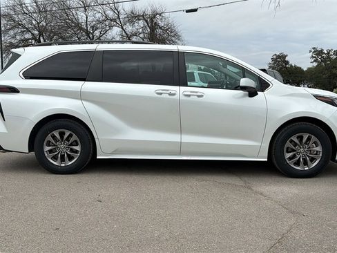 Used 2024 Toyota Sienna XLE image 7