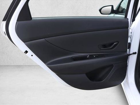 Certified 2025 Hyundai Elantra SEL FWD image 21