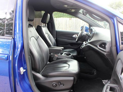 Used 2018 Chrysler Pacifica Touring-L Plus w/ S Appearance Package FWD image 40