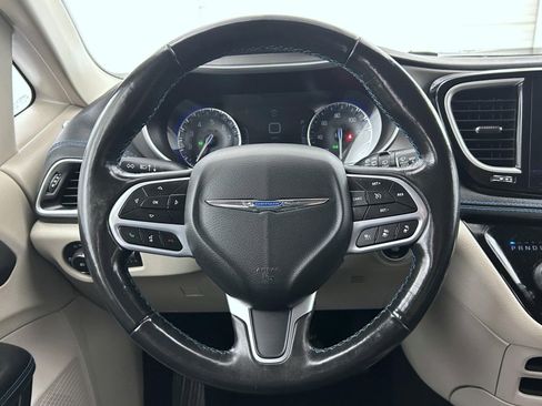 Used 2021 Chrysler Pacifica Touring-L image 11