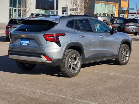Used 2025 Chevrolet Trax LT w/ LT Convenience Package image 5